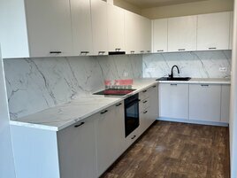 Pronájem moderního bytu 2+kk s balkonem a výhledem na Tábor, ulice Janáčkova