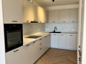 Pronájem moderního bytu 2+kk s balkonem, parkovacím stáním a výhledem na Tábor, ulice Janáčkova