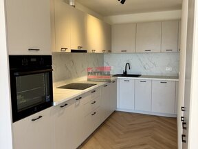 Pronájem moderního bytu 2+kk s balkonem, parkovacím stáním a výhledem na Tábor, ulice Janáčkova
