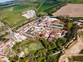 Komerční areál s halami, budovami a pozemkem o výměře 30.000m2 v Netolicích