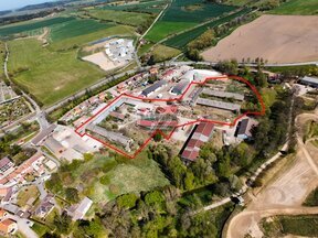 Komerční areál s halami, budovami a pozemkem o výměře 30.000m2 v Netolicích