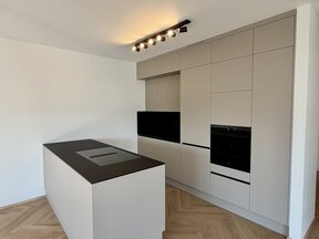 Pronájem moderního bytu 2+kk s terasou, parkovacím stáním a výhledem na Tábor, ulice Janáčkova
