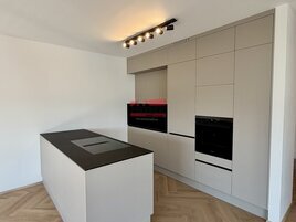 Pronájem moderního bytu 2+kk s terasou, parkovacím stáním a výhledem na Tábor, ulice Janáčkova
