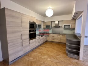 Pronájem bytu 2+kk, 60m2, Husovo náměstí, Tábor