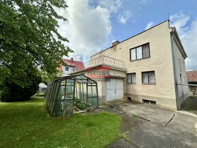 Prodej dvougeneračního domu s garáží, terasou a zahradou v Týně nad Vltavou