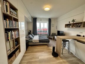 Částečně zařízený byt 1+kk v atraktivní lokalitě Prahy 10 - Strašnice, 33m2, balkon, sklep