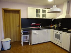 Pronájem bytu 2+kk s parkovacím stáním a zahradou v Horoměřicích