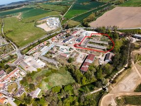 Komerční areál s dvěma halami a pozemkem o výměře 11.709m2 v Netolicích