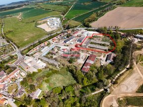 Komerční areál s dvěma halami a pozemkem o výměře 11.709m2 v Netolicích